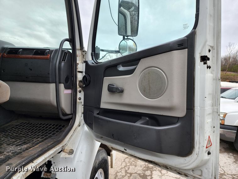 image for item KT9746 2006 Volvo VNM  semi truck