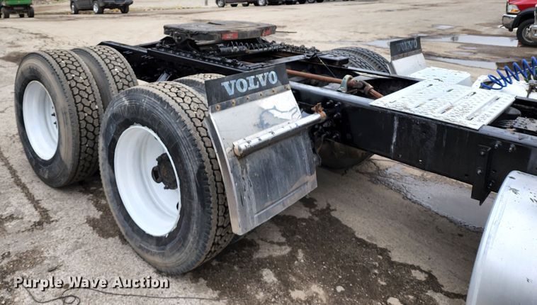 image for item KT9746 2006 Volvo VNM  semi truck