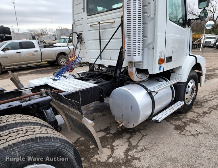 image for item KT9746 2006 Volvo VNM  semi truck