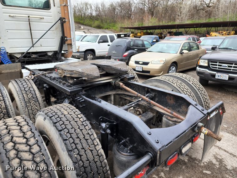 image for item KT9746 2006 Volvo VNM  semi truck