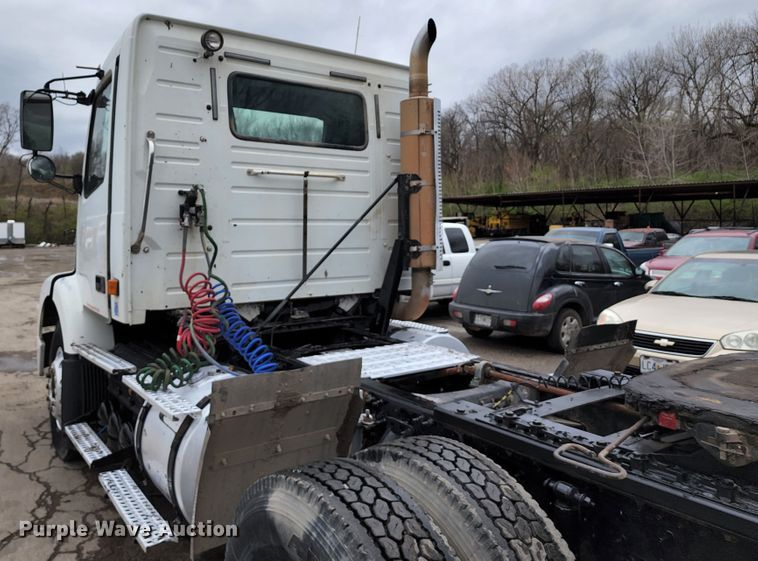 image for item KT9746 2006 Volvo VNM  semi truck