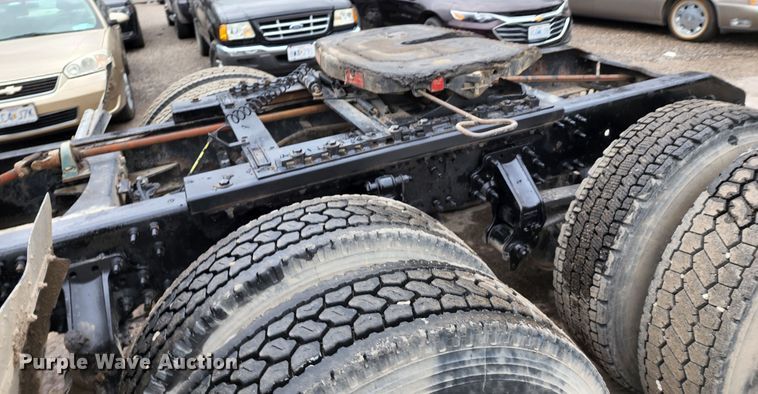 image for item KT9746 2006 Volvo VNM  semi truck