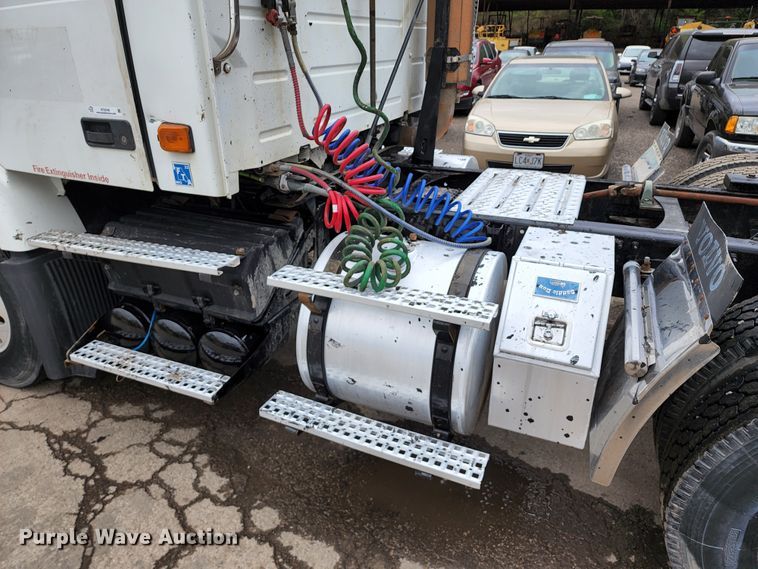 image for item KT9746 2006 Volvo VNM  semi truck