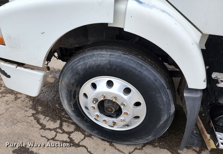 image for item KT9746 2006 Volvo VNM  semi truck