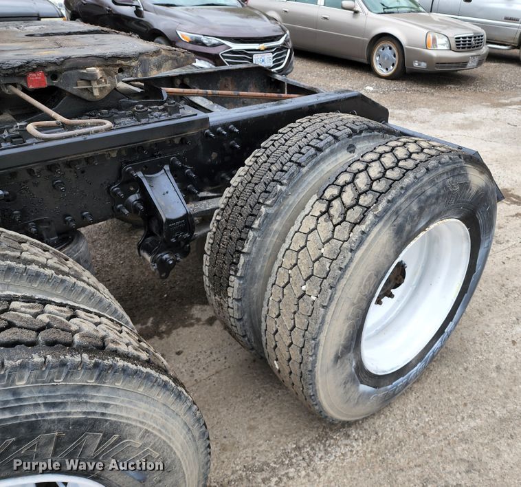 image for item KT9746 2006 Volvo VNM  semi truck