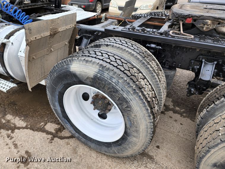 image for item KT9746 2006 Volvo VNM  semi truck