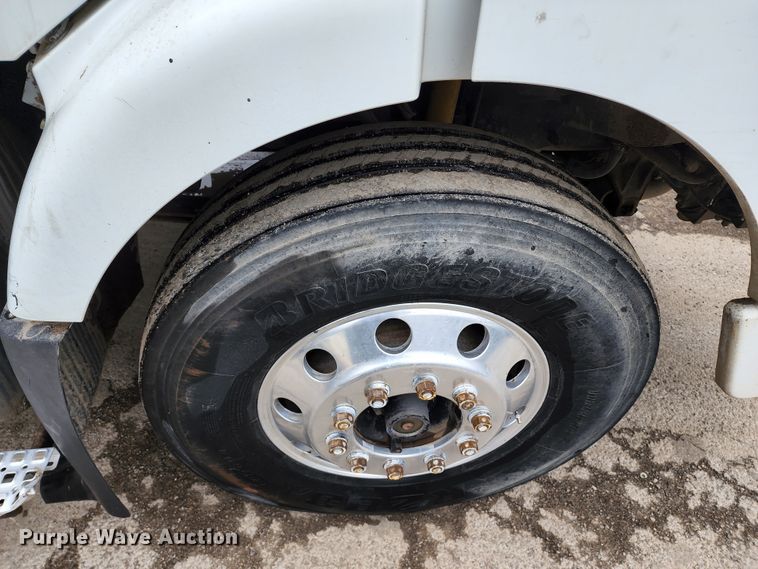 image for item KT9746 2006 Volvo VNM  semi truck