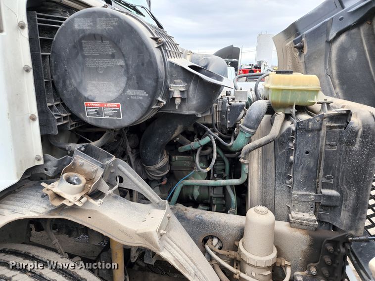 image for item KT9746 2006 Volvo VNM  semi truck