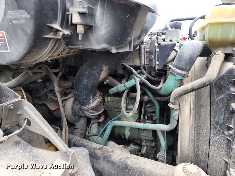 image for item KT9746 2006 Volvo VNM  semi truck