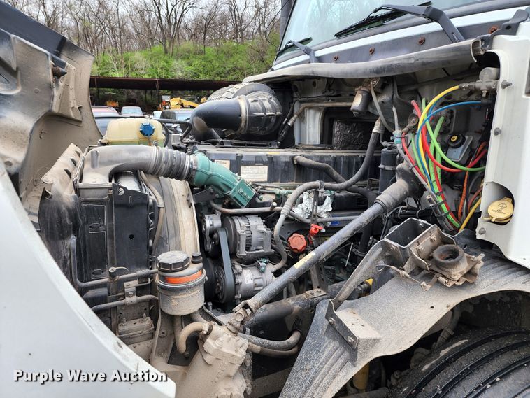 image for item KT9746 2006 Volvo VNM  semi truck