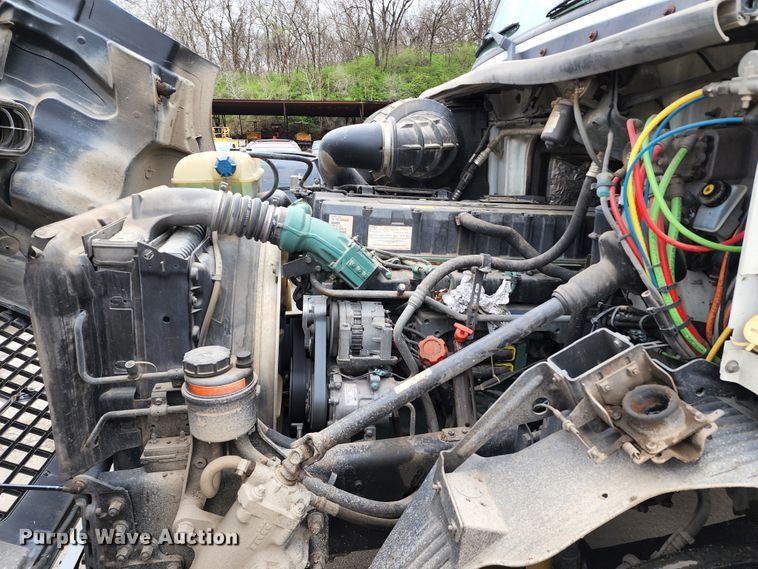 image for item KT9746 2006 Volvo VNM  semi truck