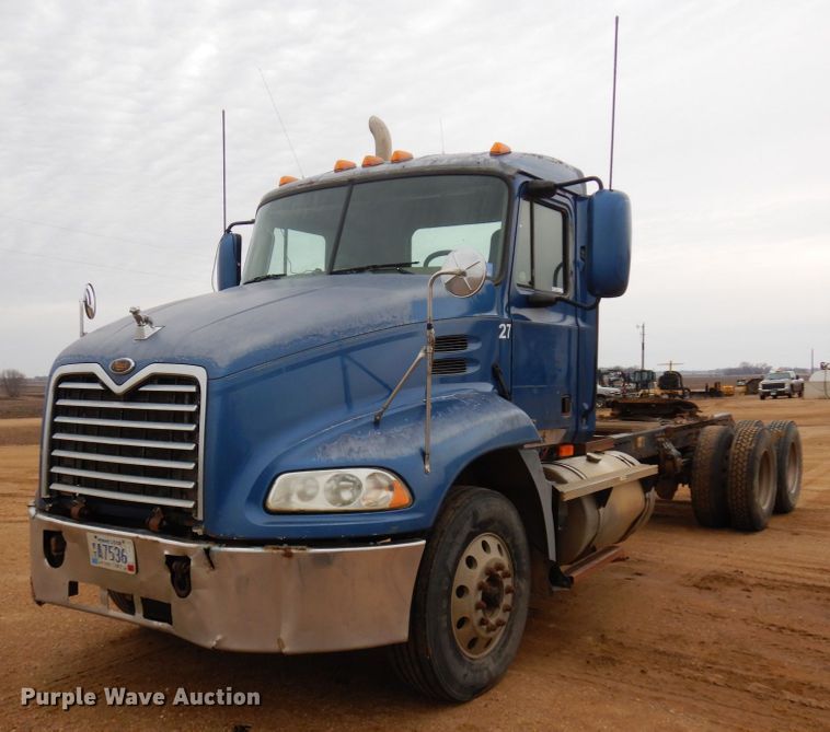 image for item MF9536 2002 Mack CX613  semi truck