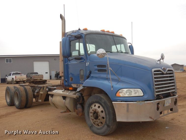 image for item MF9536 2002 Mack CX613  semi truck