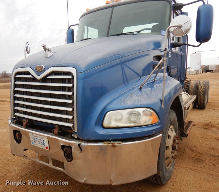 image for item MF9536 2002 Mack CX613  semi truck