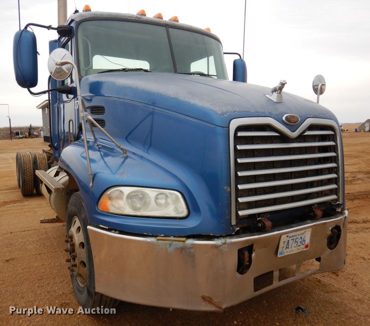 image for item MF9536 2002 Mack CX613  semi truck