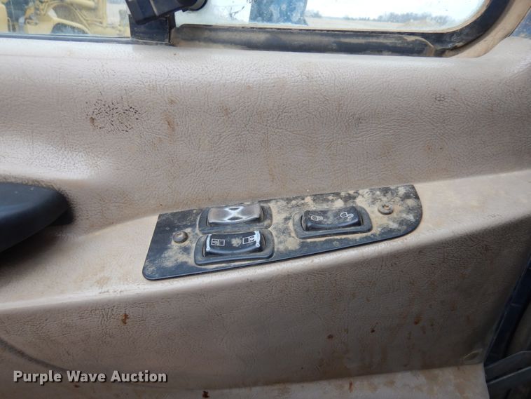 image for item MF9536 2002 Mack CX613  semi truck