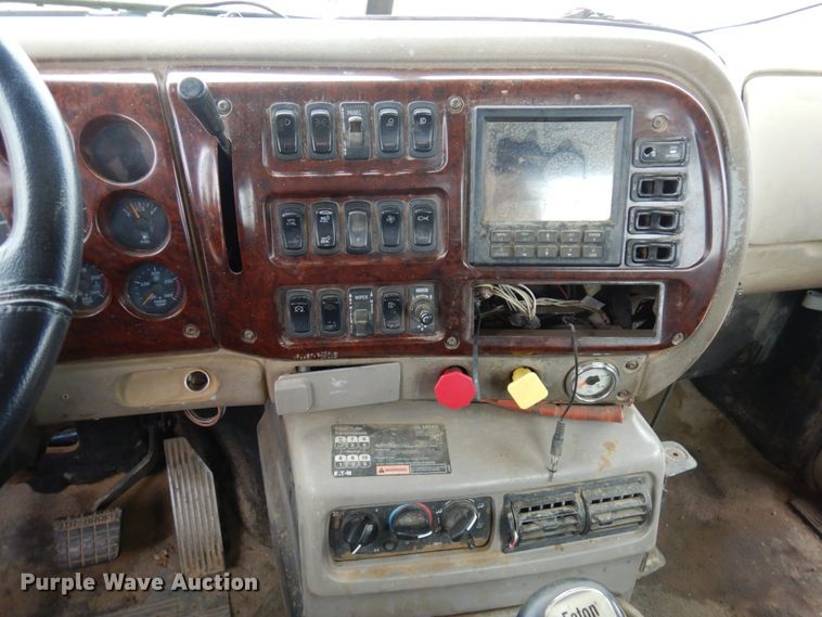 image for item MF9536 2002 Mack CX613  semi truck