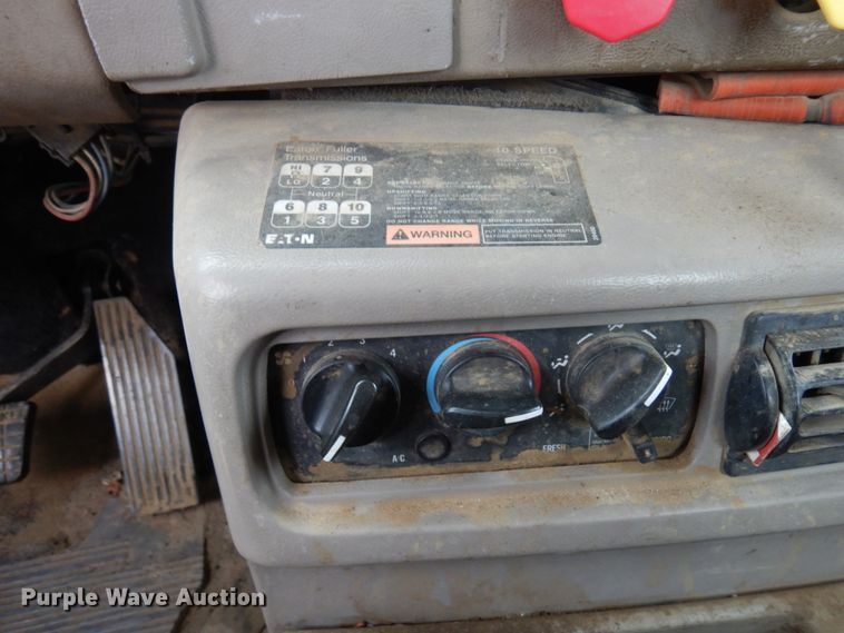 image for item MF9536 2002 Mack CX613  semi truck