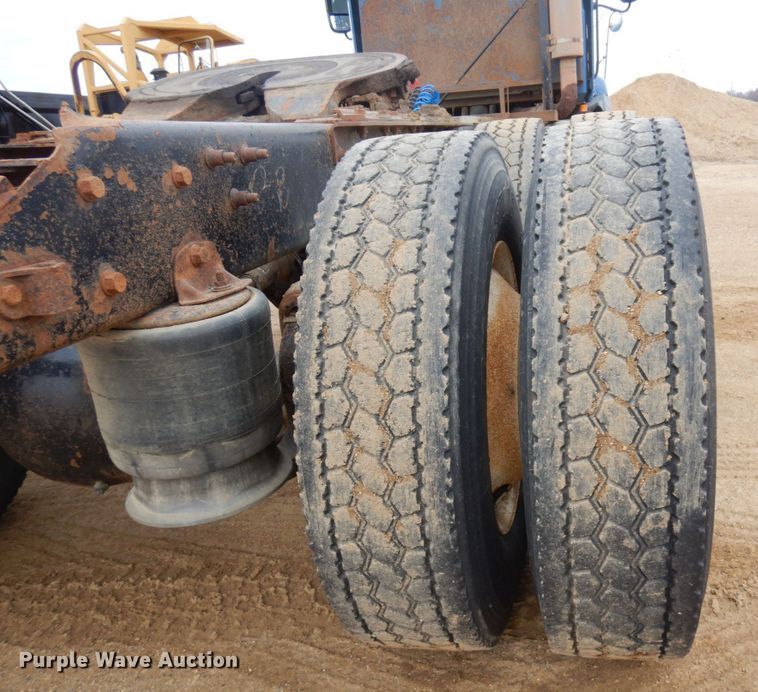 image for item MF9536 2002 Mack CX613  semi truck