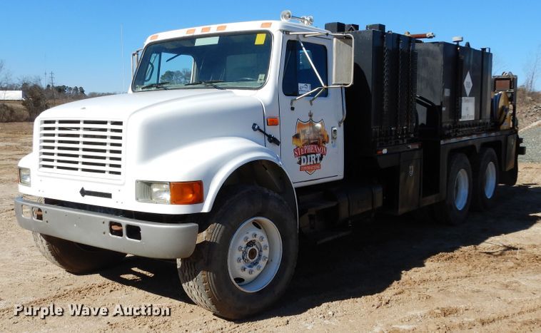 image for item DI8668 1993 International 4900  fuel / lube truck