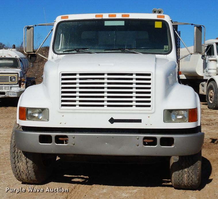 image for item DI8668 1993 International 4900  fuel / lube truck