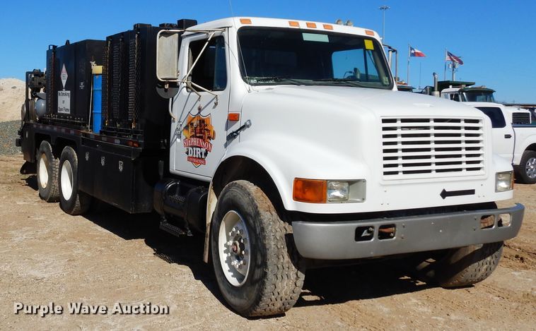 image for item DI8668 1993 International 4900  fuel / lube truck