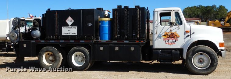 image for item DI8668 1993 International 4900  fuel / lube truck