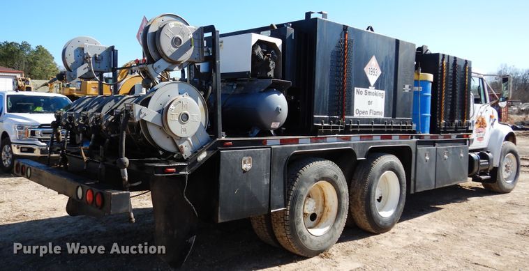 image for item DI8668 1993 International 4900  fuel / lube truck