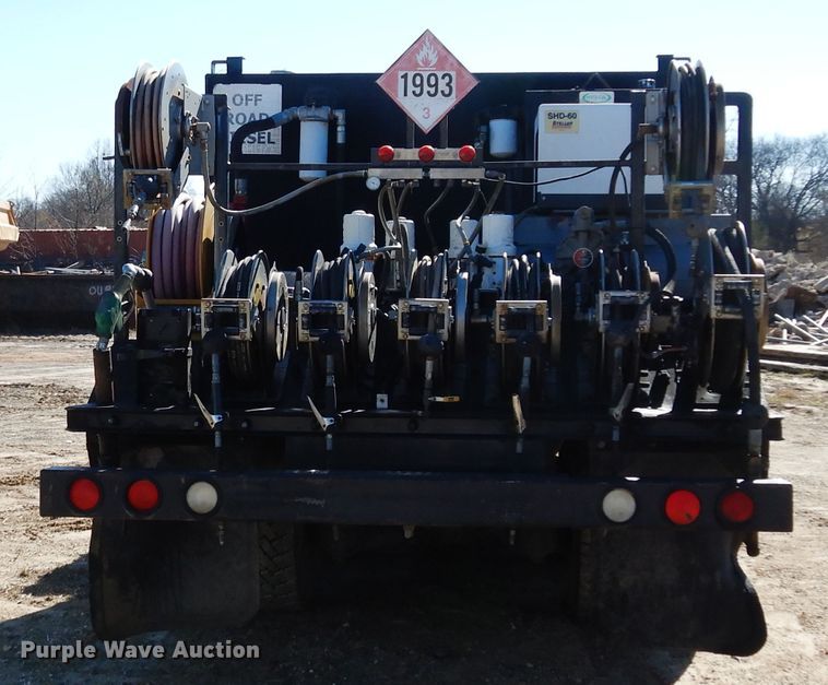 image for item DI8668 1993 International 4900  fuel / lube truck