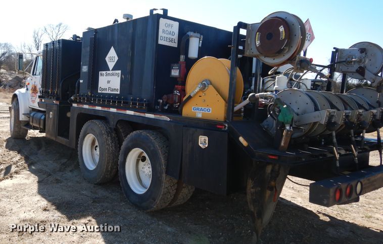image for item DI8668 1993 International 4900  fuel / lube truck