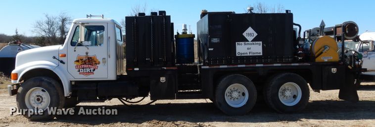 image for item DI8668 1993 International 4900  fuel / lube truck