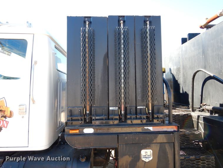 image for item DI8668 1993 International 4900  fuel / lube truck