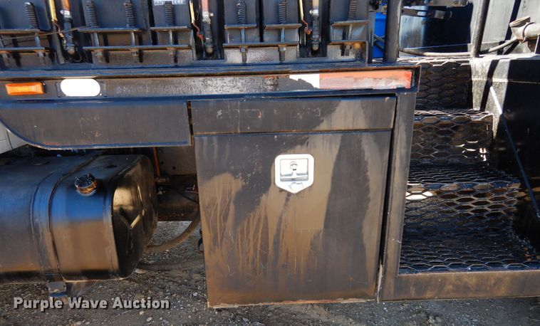 image for item DI8668 1993 International 4900  fuel / lube truck