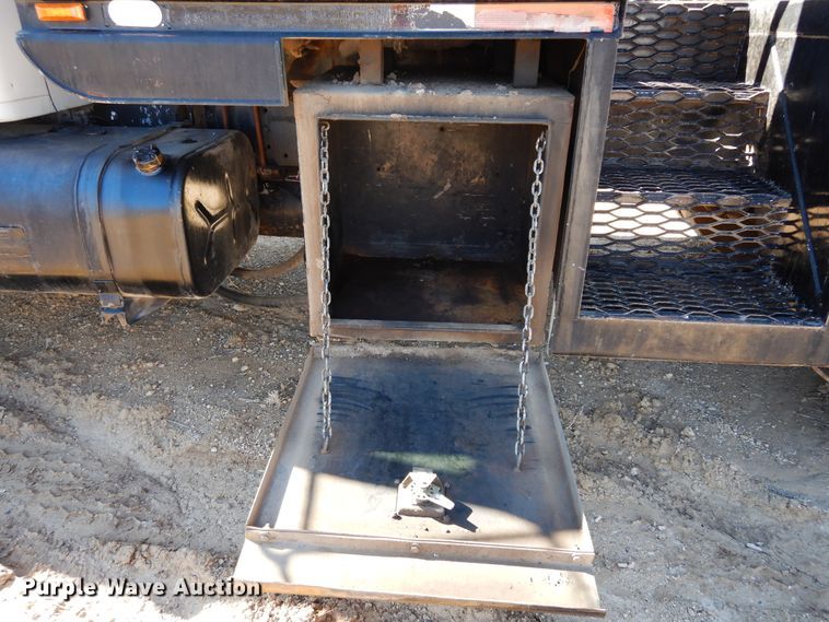 image for item DI8668 1993 International 4900  fuel / lube truck