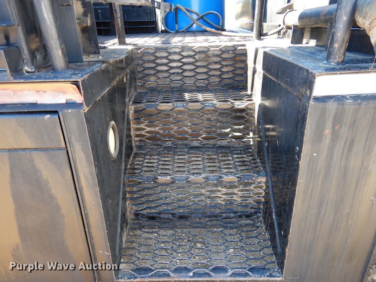 image for item DI8668 1993 International 4900  fuel / lube truck