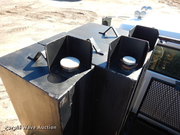 image for item DI8668 1993 International 4900  fuel / lube truck