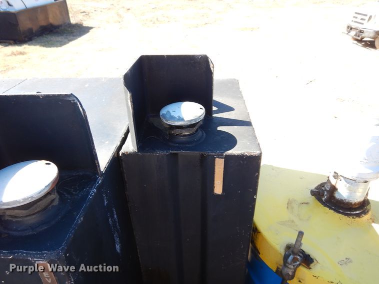 image for item DI8668 1993 International 4900  fuel / lube truck