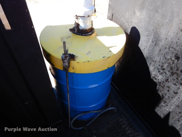 image for item DI8668 1993 International 4900  fuel / lube truck