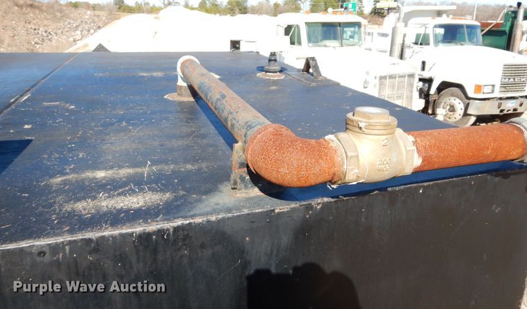 image for item DI8668 1993 International 4900  fuel / lube truck