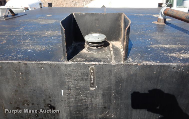 image for item DI8668 1993 International 4900  fuel / lube truck