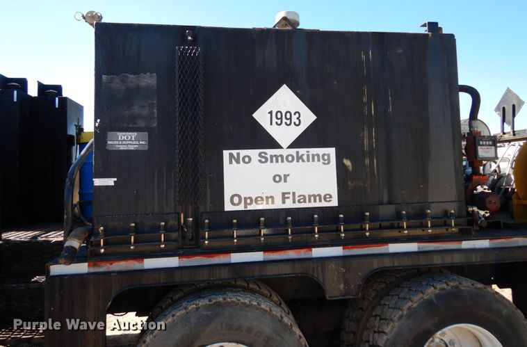 image for item DI8668 1993 International 4900  fuel / lube truck