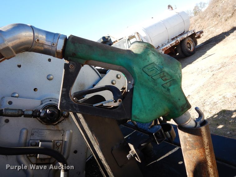 image for item DI8668 1993 International 4900  fuel / lube truck