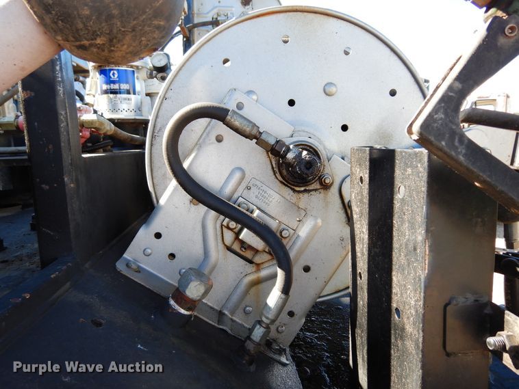 image for item DI8668 1993 International 4900  fuel / lube truck