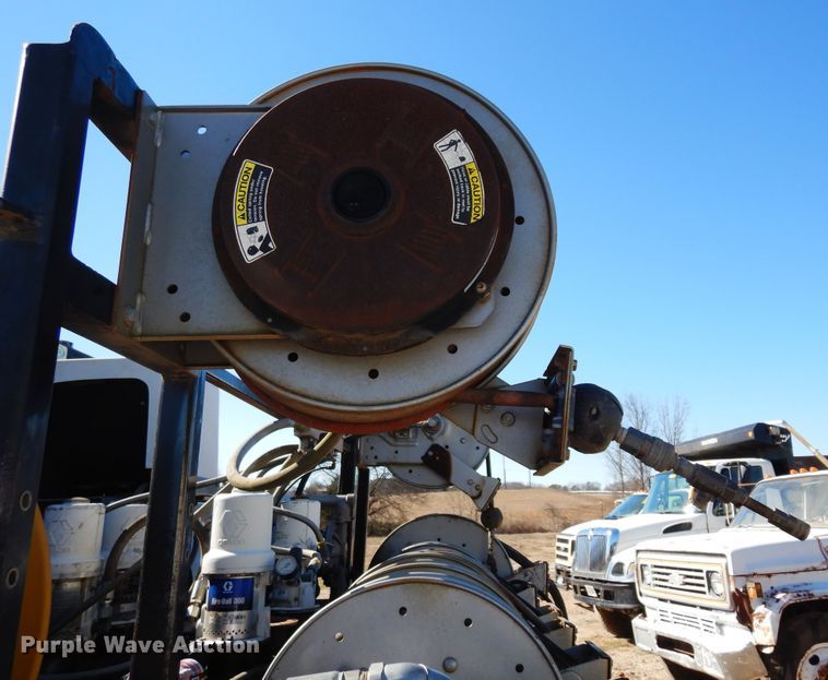 image for item DI8668 1993 International 4900  fuel / lube truck