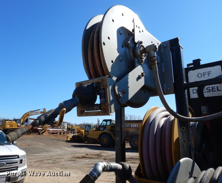 image for item DI8668 1993 International 4900  fuel / lube truck