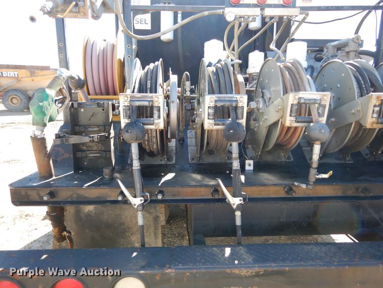 image for item DI8668 1993 International 4900  fuel / lube truck