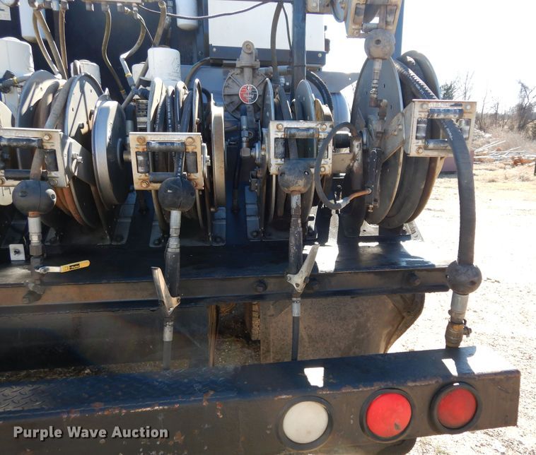 image for item DI8668 1993 International 4900  fuel / lube truck