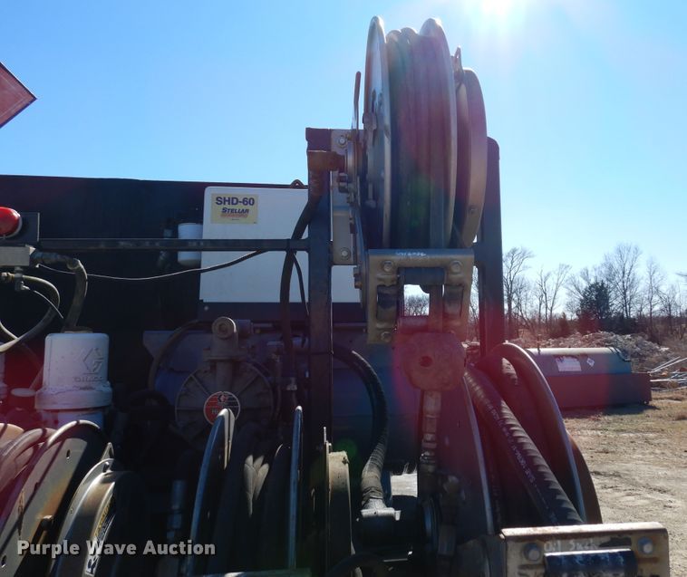 image for item DI8668 1993 International 4900  fuel / lube truck