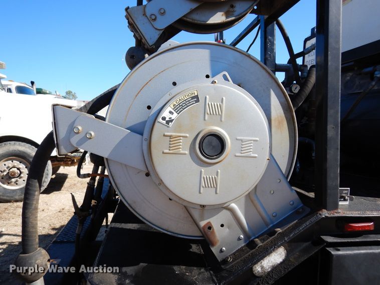 image for item DI8668 1993 International 4900  fuel / lube truck