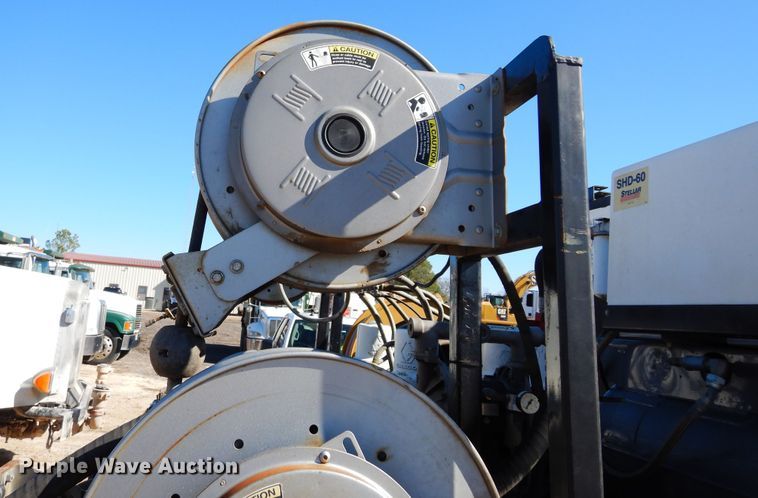 image for item DI8668 1993 International 4900  fuel / lube truck